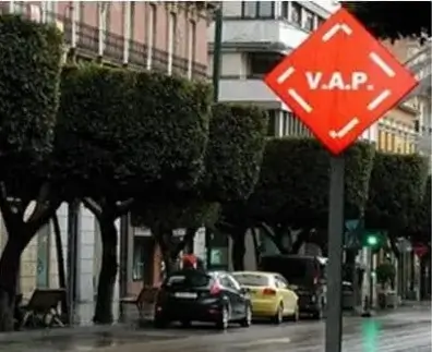 Señal de vía de atención preferente